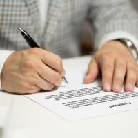 winstepnexus 内容校对员对照公开文档逐行检查术语表述，桌面上摊开笔记与标注过的资料页